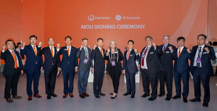 'ADEX 2025' 전시회에서 진행된 MOU 체결식에서 김선 한화에어로스페이스 항공사업부장, 리타 플래허티 GE 에어로스페이스 부사장 등 양사 관계자들이 