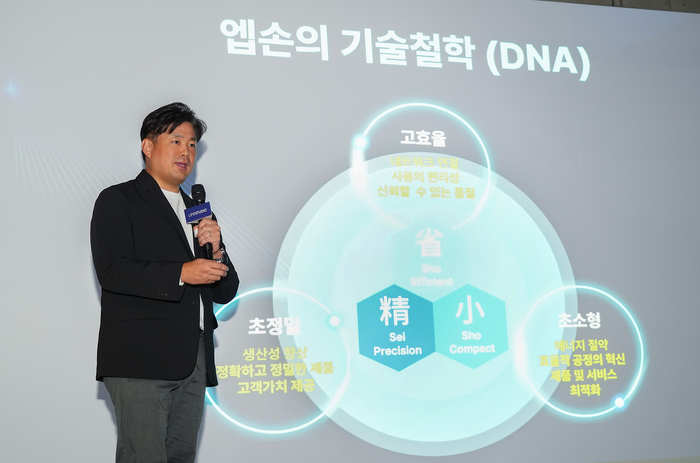 21일 서울 강남구 JBK컨벤션홀에서 열린 '라이프스튜디오 시리즈' 신제품 발표회에서 모로후시 준 한국엡손 대표가 시장 공략 계획에 대해 설명하고