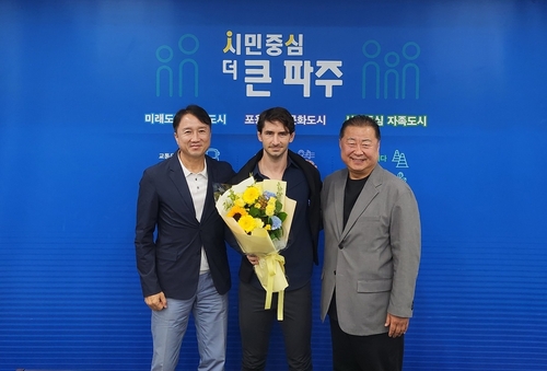 왼쪽부터 파주시민축구단 황보관 단장-제라드 누스 초대 감독-김경일 구단주(파주시장)