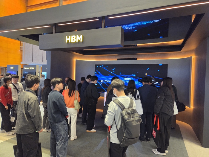 관람객들이 SK하이닉스 부스 가운데 HBM 전시 공간에 몰려 있는 모습. 사진 = 김윤호 기자.
