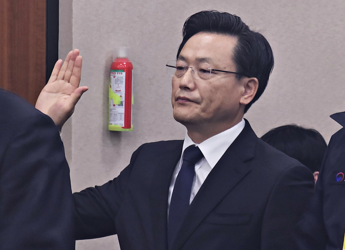 김이배 제주항공 대표이사 사장이 국회 본관 529호 회의실에서 열린 국토교통위원회 종합 감사 현장에서 증인 선서를 하는 모습. 사진=박규빈 기자