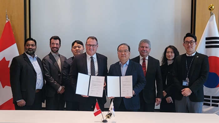 Mr. Craig Olley(Trigon Terminal President), 김연규 교수(한양대 국제대학 학장 겸 아태지역연구센터 소장)