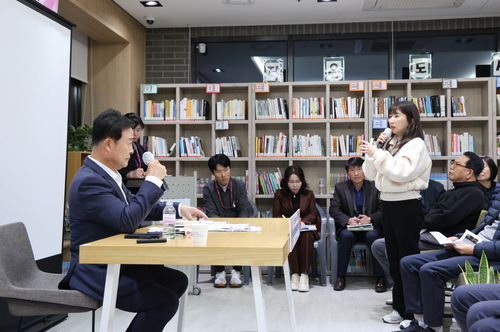 김성제 의왕시장 28일 오전동 의왕더샵캐슬 아파트 작은도서관에서 '찾아가는 시장실' 운영