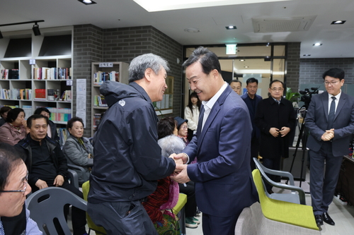 김성제 의왕시장 28일 오전동 의왕더샵캐슬 아파트 작은도서관에서 '찾아가는 시장실' 운영