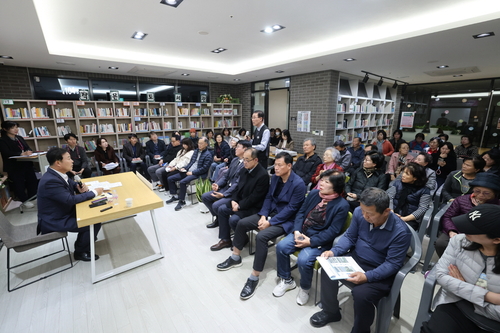 김성제 의왕시장 28일 오전동 의왕더샵캐슬 아파트 작은도서관에서 '찾아가는 시장실' 운영