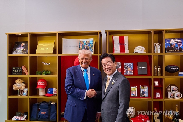 (경주=연합뉴스) 이재명 대통령과 도널드 트럼프 미국 대통령이 29일 경북 경주박물관에서 정상회담에 앞서 트럼프 굿즈 전시품을 관람한 후 기념촬영