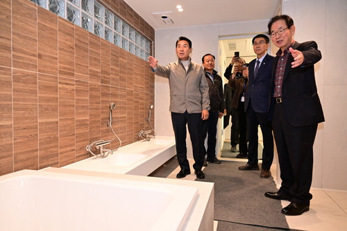 백영현 포천시장 29일 욕실가구 전문기업 '새턴바스' 방문