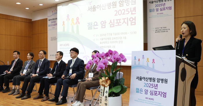 김희정 서울아산병원 유방외과 교수(오른쪽 첫번째)가 젊은 층에서 발병률이 높은 암의 특성에 대해 발표하고 있다. 사진 왼쪽부터 유문원 위암센터소