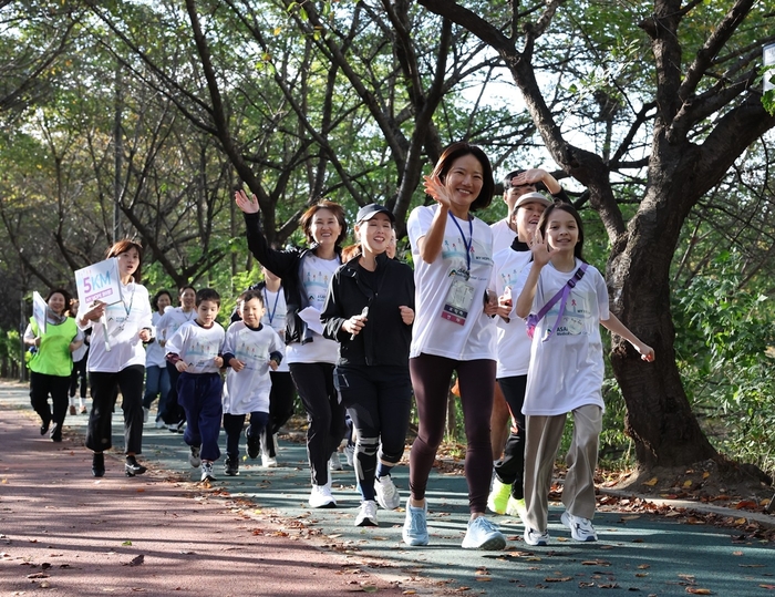 지난 1일 열린 국내 최초 젊은 암 생존자 통합지원 프로그램 'MY HOPE' 운동 크루 창단식을 개최했다. 사진은 김희정 교수, 박인자 대장항문외과 교수