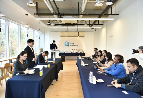 김병수 김포시장 10월31일 7개국 대표 외신들과 애기봉평화생태공원과 접경지 안보관광을 주제로 간담회 개최.