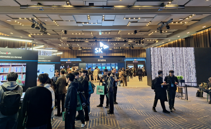 3일 서울 강남구 코엑스에서 개막한 'SK AI 서밋 2025' SK그룹관 부스 전경. 사진=여헌우 기자.