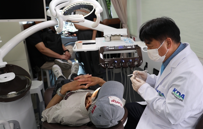 올해 6월 9일 '구강보건의 날'에 대외협력이사 최종기 원장이 진료를 하고 있다. 사진=대한치과의사협회