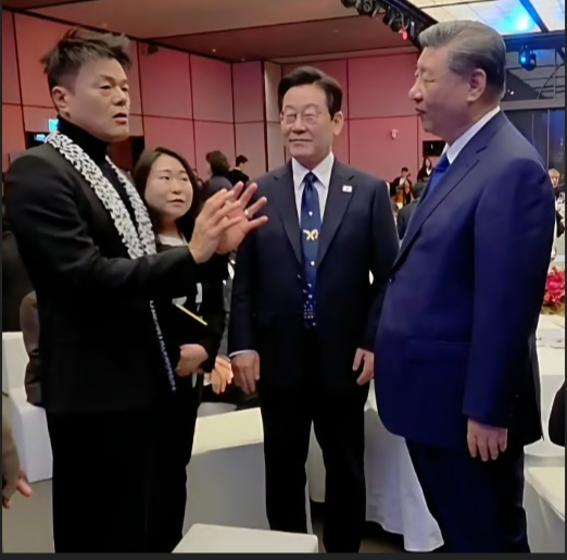 박진영 대통령 직속 대중문화교류위원회 공동위원장이 시진핑 중국 국가주석과 대화하는 모습. [사진=대중문화교류위원