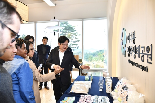 김병수 김포시장 10월31일 7개국 대표 외신들과 애기봉평화생태공원과 접경지 안보관광을 주제로 간담회 개최