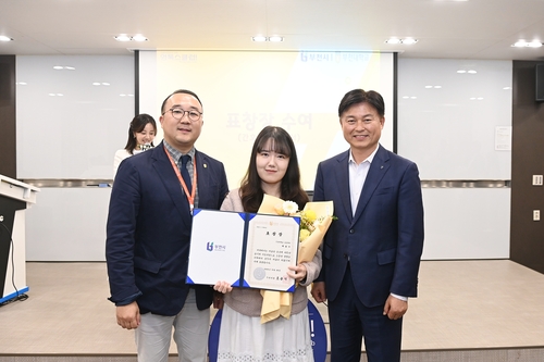 조용익 부천시장(오른쪽)-백영서 부천대 간호학과 학생(가운데)