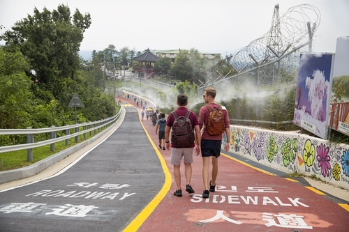 파주시 2025년 관광사진 공모전 대상 수상작- 박환숙, 평화를 위해 걷다, 장단면 제3땅굴로 308