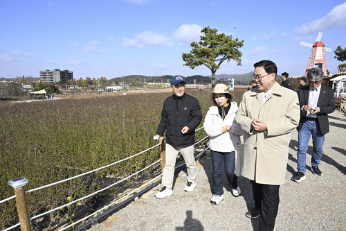 강수현 양주시장(오른쪽) 2일 철원군 고석정 꽃밭 방문