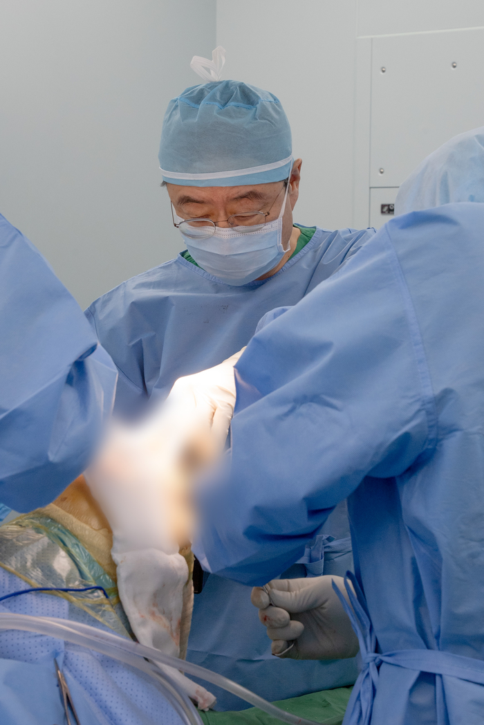 연세사랑병원 고용곤 병원장이 무릎 인공관절 치환술을 집도하고 있다 (2)