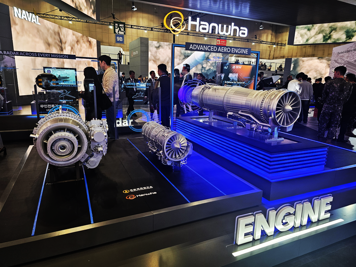 한화에어로스페이스가 서울 국제 항공우주 및 방위산업 전시회(ADEX) 2025에서 공개한 엔진 3종 모형. 사진=박규빈 기자