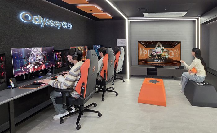 삼성전자 모델이 '메이플 아지트'에서 '오디세이 OLED G8'로 게임을 플레이하는 모습.