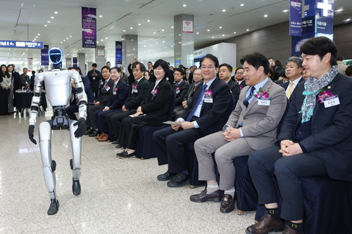 휴머노이드 로봇 고양특례시 'RAD KOREA WEEK 2025' 개막식에서 시연