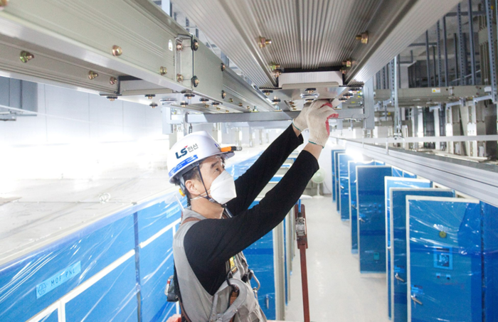 LS전선 직원이 버스덕트 시스템을 설치하고 있다