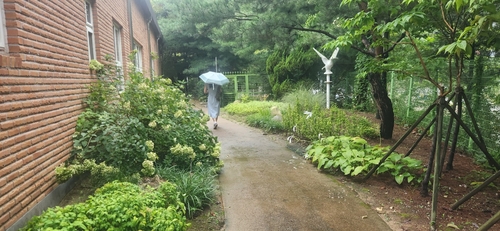 부천 시온고등학교 체육관 옆 학교숲 조성공간