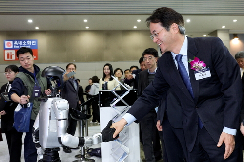 휴머노이드 로봇-이동환 고양특례시장 'RAD KOREA WEEK 2025' 개막식에서 악수
