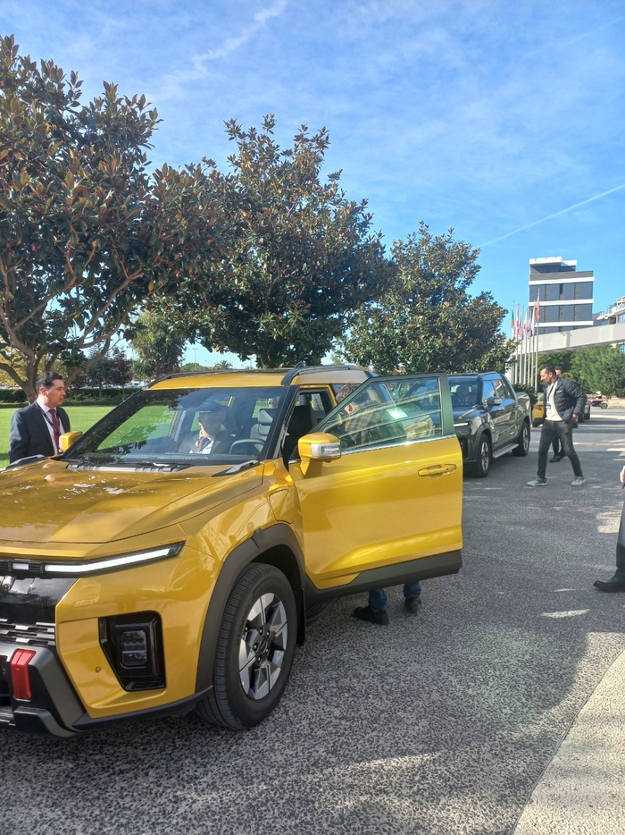 지난달 26일(현지시각) 튀르키예 이스탄불 체바히르 호텔에서 열린 무쏘 EV 출시 행사장에서 현지 대리점 관계자가 차량을 살펴보고 있다.