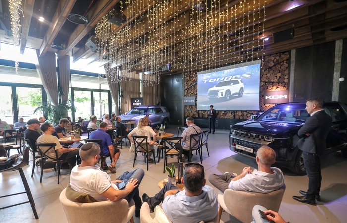 KGM이 5일(현지시각) 이스라엘 텔아비브 인근에서 토레스 HEV 출시 행사를 열고 현지 기자단 및 대리점 관계자들에게 차량을 소개하고 있다.