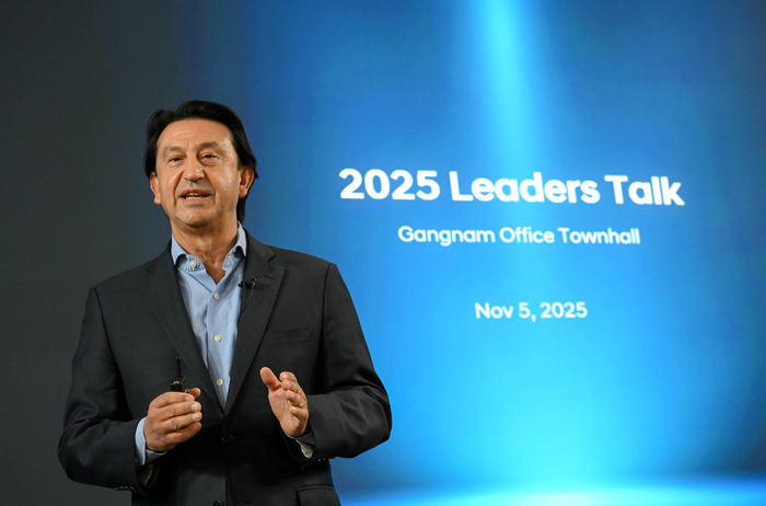 5일 서울 강남구 현대차 사옥에서 진행된 '타운홀 미팅'에서 호세 무뇨스 현대차 사장이 임직원들에 회사 비전을 공유하고 있다.