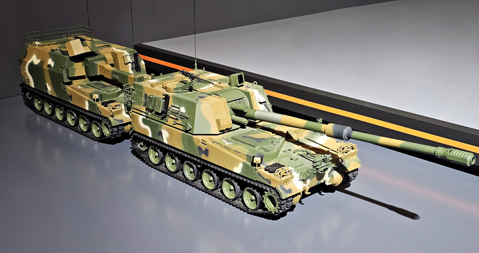 K-9 자주포·K-10 탄약 운반 차량 모형. 사진=박규빈 기자