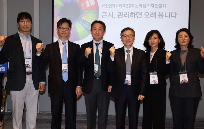 대한안과학회 2025 팩트시트 발표회에 참석한 학회 상임진. 왼쪽부터 홍보간사 엄영섭, 홍보이사 고재웅, 기획이사 유정권, 이사장 김찬윤, 총무이사 김