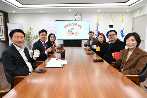 김동근 의정부시장(왼쪽) 5일 의정부시 지역사회보장협의체 주관 '커피 한 잔의 기적' 캠페인 릴레이 챌린지 첫 주자로 참여