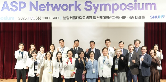 [사진] 심포지엄에서 연자 및 주요 참석자들이 기념사진을 촬영하고 있다