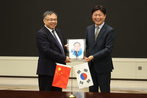 조용익 부천시장(오른쪽)-왕흐어성 하얼빈시장 2일 자매결연 체결 30주년 기념 축하