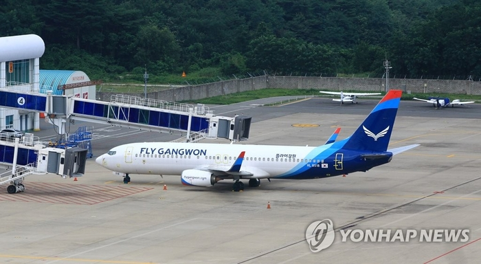 플라이강원 여객기가 양양국제공항에 서있는 모습. 사진=연합뉴스