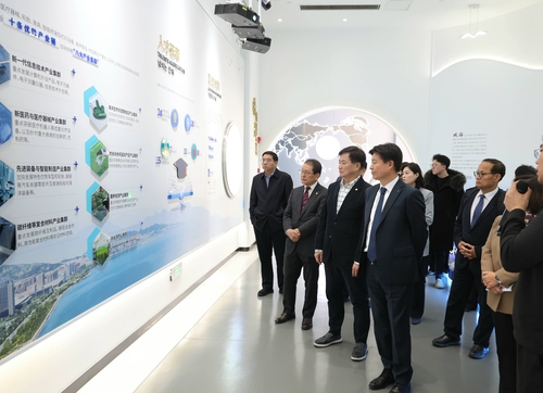 조용익 부천시장(앞줄 오른쪽) 중국 웨이하이시 위즈덤밸리 산업단지 방문