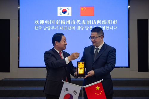 주광덕 남양주시장 6일 리원 중국 쓰촨성 몐양시장(우)에게 기념품 전달