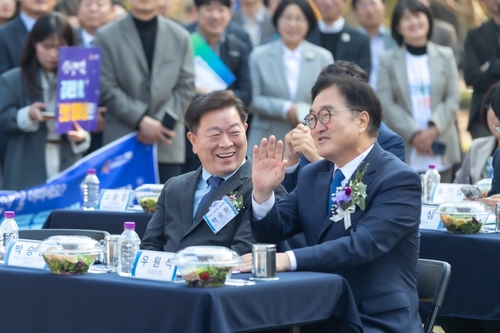 박승원 광명시장-우원식 국회의장(우) 7일 '2025 참좋은 지방자치 정책대회'에서 대화