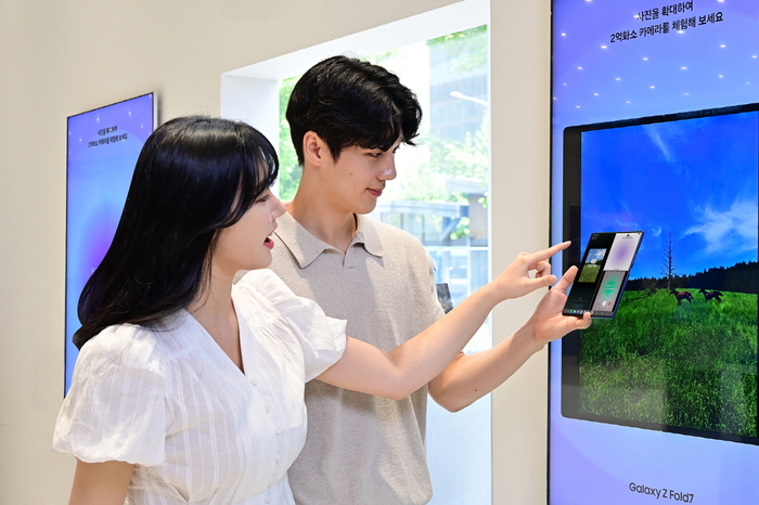 소비자들이 삼성스토어 홍대 '갤럭시 스튜디오'에서 '갤럭시 Z 폴드7'의 기능을 체험하고 있는 모습.