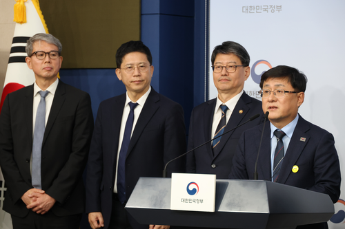 김성환 기후에너지환경부 장관이 10일 정부서울청사에서 2035 국가온실가스 감축목표 및 제4차 계획기간 배출권 할당계획을 발표하고 있다