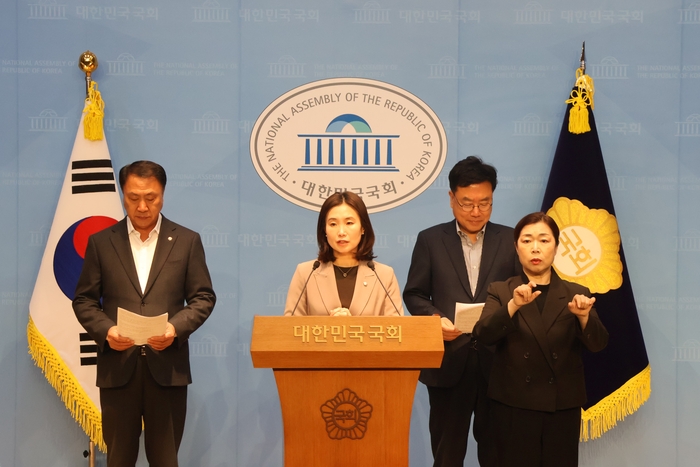 김소희 국민의힘 의원(가운데)이 10일 서울 여의도 국회에서 같은당 김위상 의원(왼쪽 첫번째), 서범석 의원과 정부의 2035 국가온실감축목표(NDC)안을 비