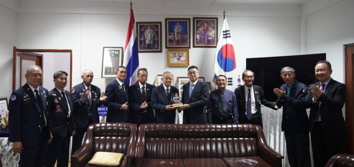 구본상 회장을 위시한 LIG그룹 경영진은 지난 10일 태국 방콕 소재 '한국전 참전용사협회'에 방문해 기념품을 전달했다. 사진=LIG넥스원 제공