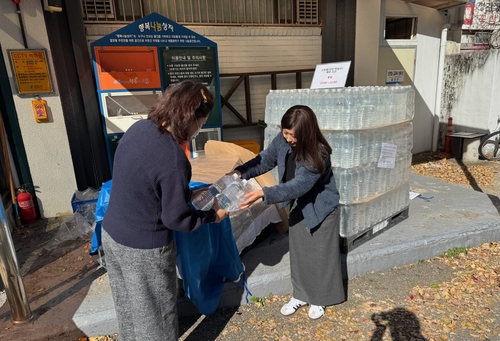 과천시 주민에게 병입수돗물 배포