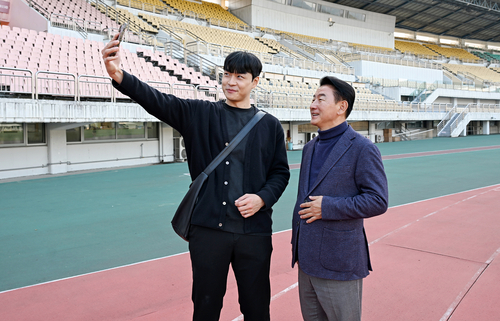 김동근 의정부시장(오른쪽) 6일 '민생 속으로' 일환으로 시민 크리에이터 홍상원씨와 소통