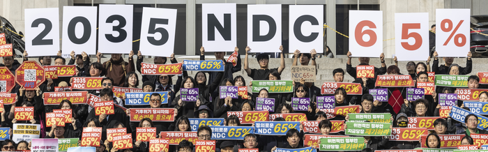 부가 2035년 국가 온실가스 감축목표(2035 NDC)를 발표한 6일 국회에서 기후위기비상행동이 개최한 시민집중 행동에서 참석자들이 정부의 중장기 탄소 감