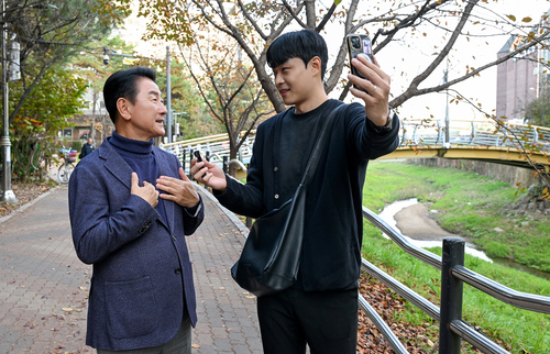 김동근 의정부시장(왼쪽) 6일 '민생 속으로' 일환으로 시민 크리에이터 홍상원씨와 소통