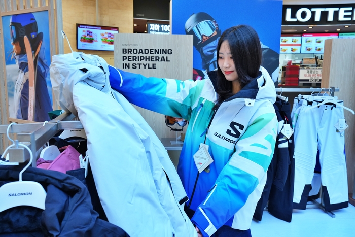 롯데백화점 본점 지하 1층 '살로몬' 팝업 매장에서 고객이 상품을 구경하고 있다. 사진=롯데백화점