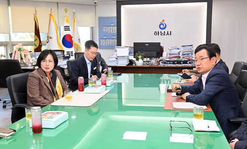 이현재 하남시장-이수희 강동구청장(왼쪽) 10일 하남시장 집무실에서 만나 주요 현안 논의